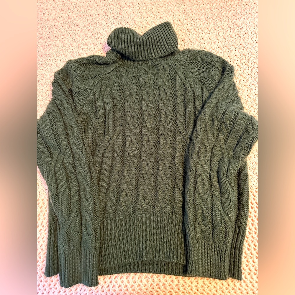 Green turtle neck sweater
